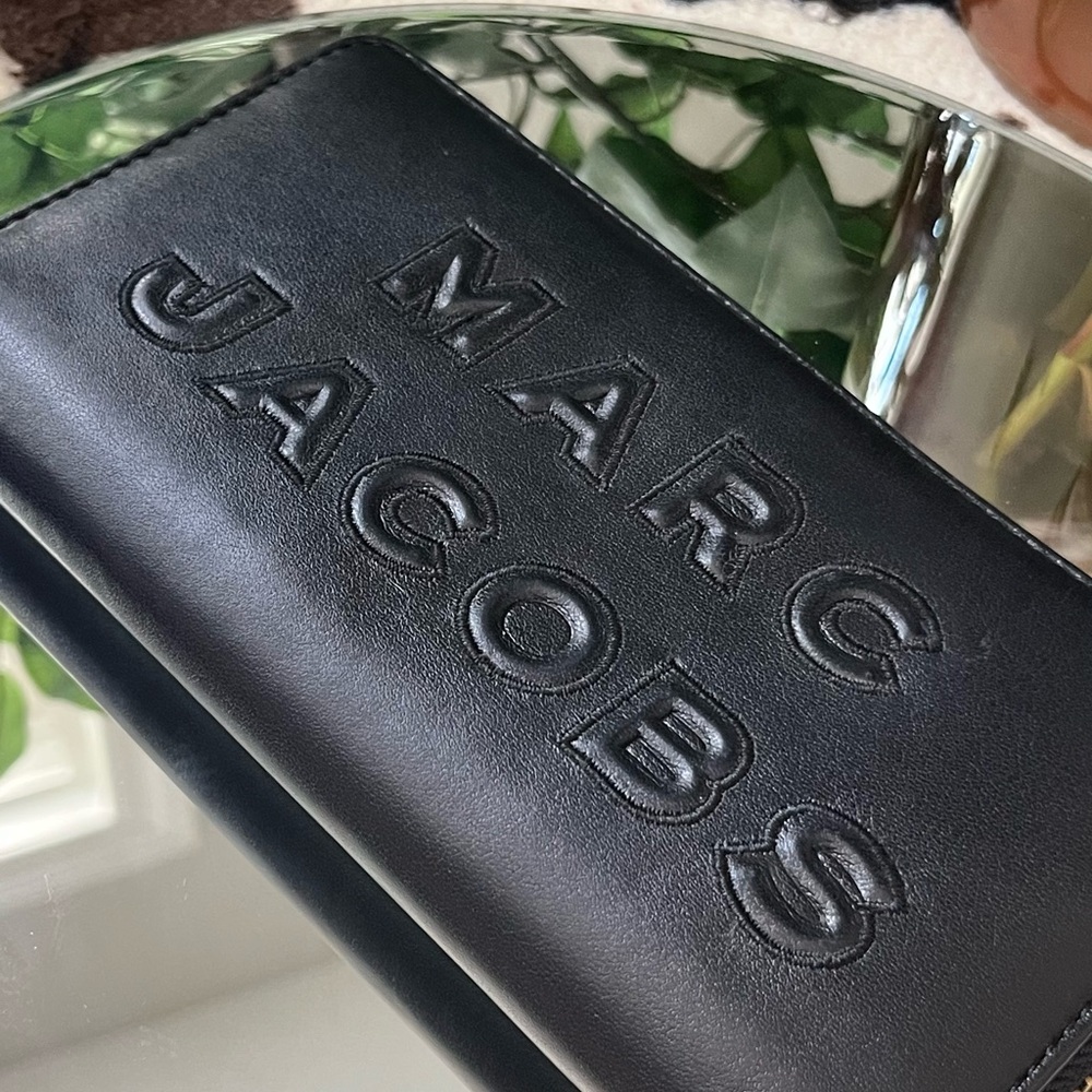 EUC Marc Jacobs Black Wallet with Gold accents